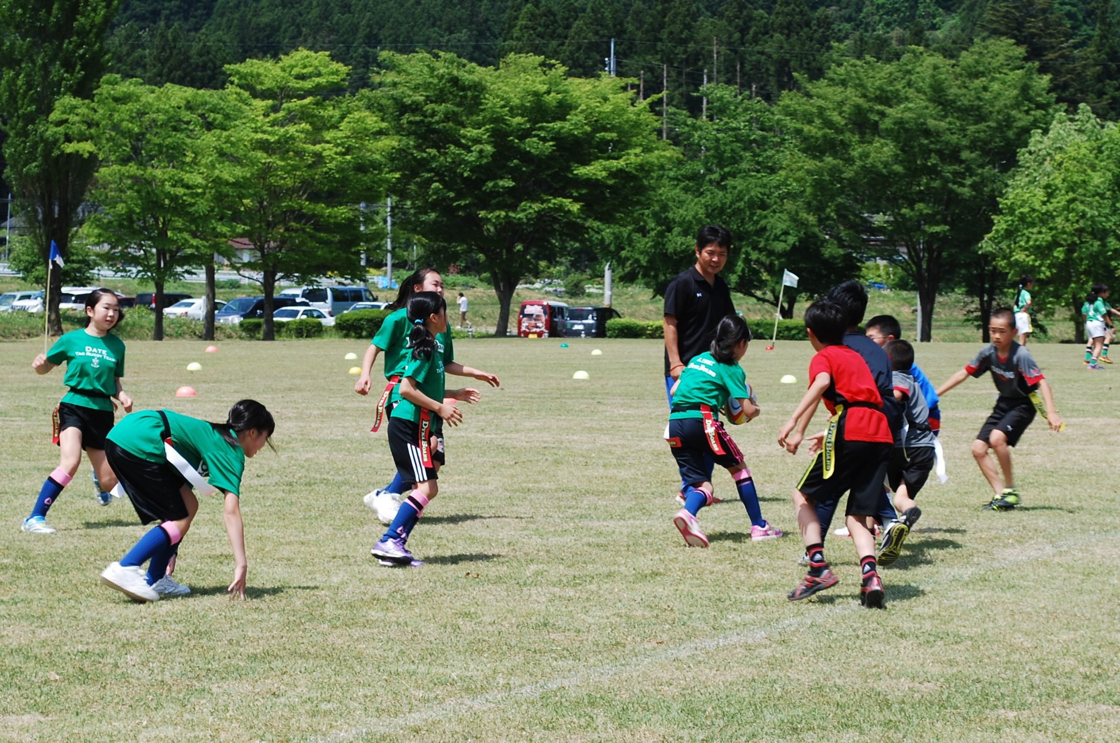 タグラグビーを楽しむ子供達